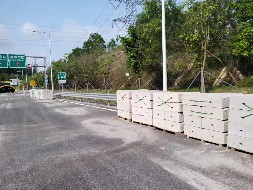圍擋基礎塊抵達施工現場